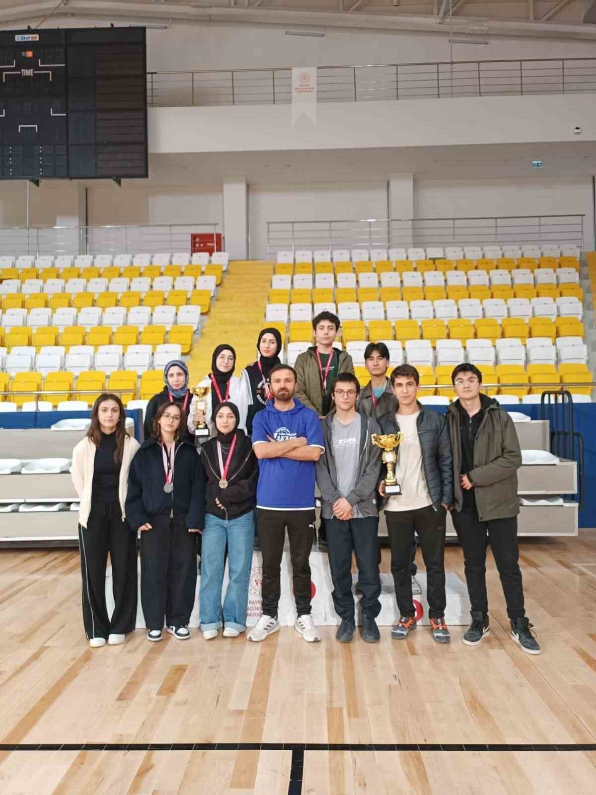 Bayburt Fen Lisesi öğrencileri, ilde düzenlenen satranç müsabakalarında erkeklerde 1’inci,