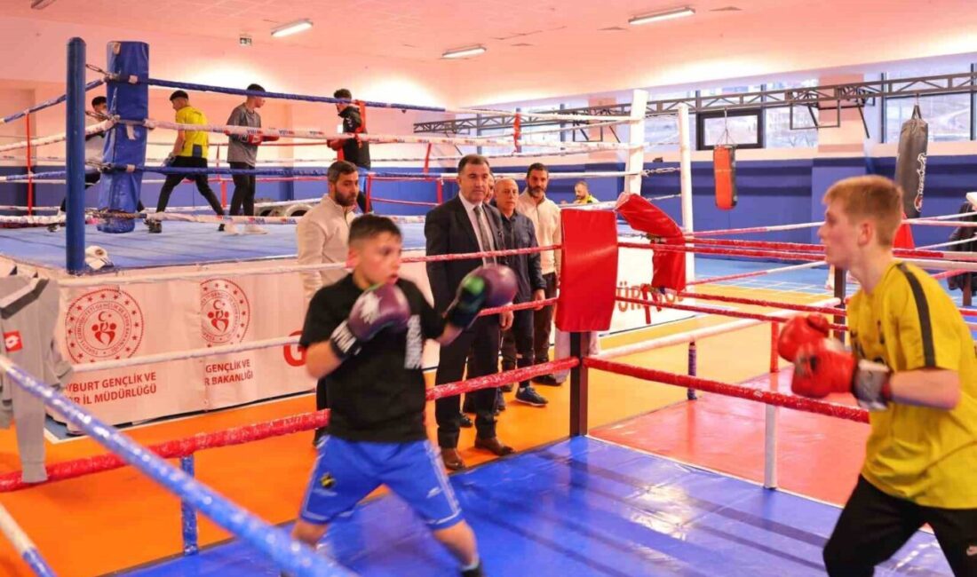 Bayburt Yeni Spor Salonu’nda farklı branşlarda yürütülen antrenmanlar, yoğun katılımla