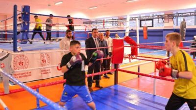 Bayburt Yeni Spor Salonu’nda farklı branşlarda yürütülen antrenmanlar, yoğun katılımla