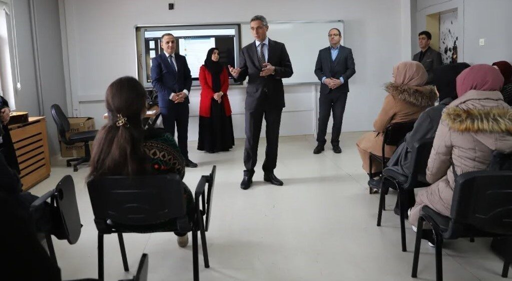 Bayburt Şehit Nevzat Kaya İlkokulunda düzenlenen Maarif Modeli Aile Konferansı’nda