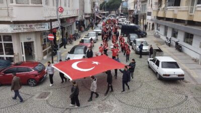 İzmir’in Bayındır ilçesinde öğrenciler tarafından bayrak yürüyüşü gerçekleştirildi. Milli Eğitim