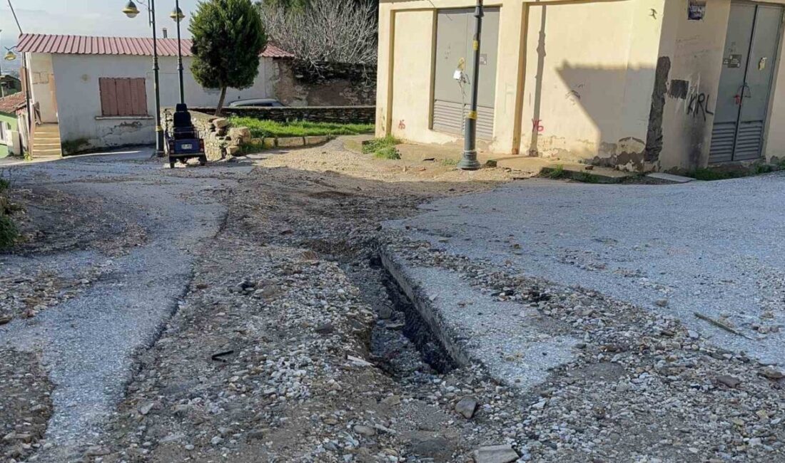 İzmir’in Bayındır ilçesinde altyapı çalışması yapılan bir yoldaki çukurların aylardır