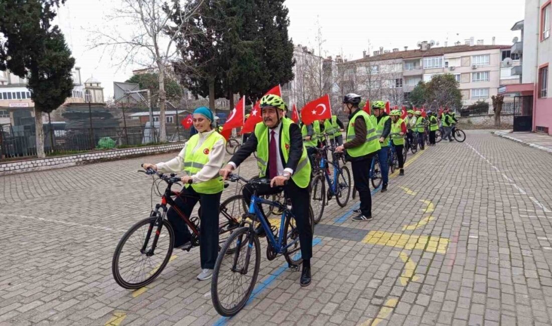 Aydın’ın Efeler ilçesinde “İstiklal Bayrakla, İstikbal Maarifle” temasıyla düzenlenen bisiklet