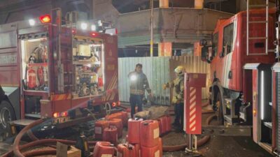 Bayrampaşa’da 5 katlı metruk binada kimyasal dolu tankın kesilmesi sırasında