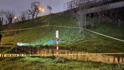 İstanbul Bayrampaşa’da otoyol kenarındaki yeşil alanda erkek cesedi bulundu. Ekiplerin