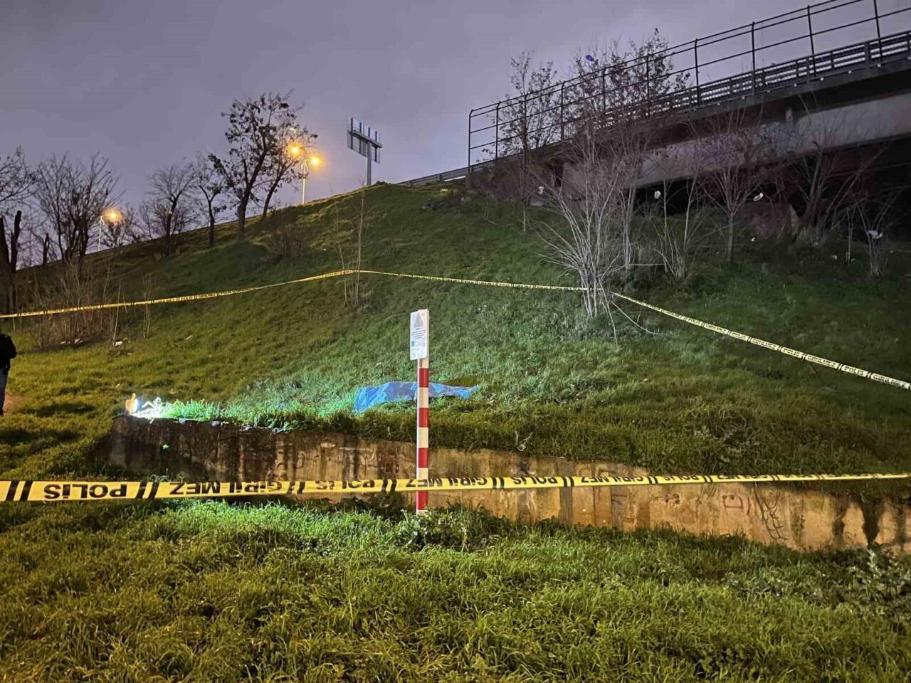İstanbul Bayrampaşa’da otoyol kenarındaki yeşil alanda erkek cesedi bulundu. Ekiplerin