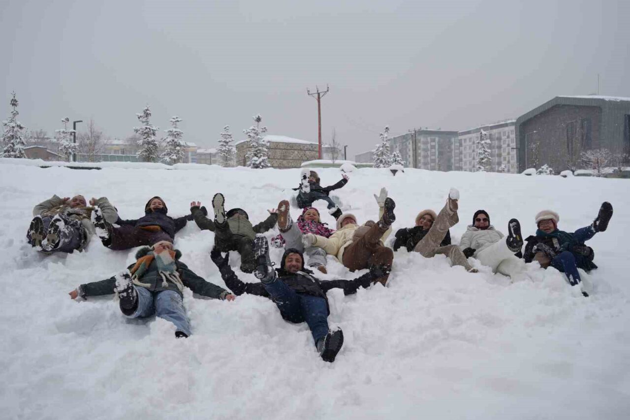 Anadolu turuna Van’dan başlayan Belçikalı turistler, yolculuklarının Erzurum durağında kışın