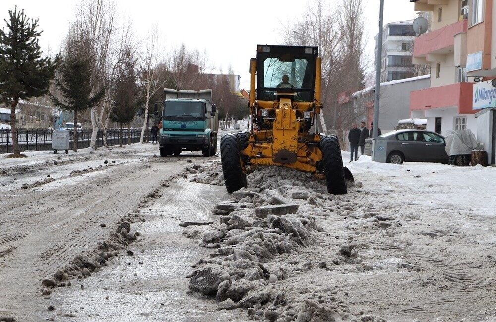 Ardahan Belediyesi karla mücadele ekipleri, kent merkezindeki yoğun kar temizleme