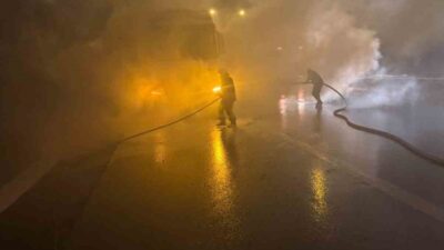 Hatay’da seyir halindeyken balata kısmında yangın çıkan tırdan alevler yükseldi.