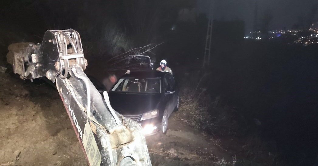 Hatay’da yağışlı havayla birlikte yaşanan toprak kaymasıyla uçurumun kenarında mahsur