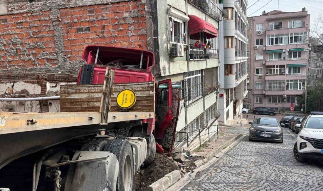 İstanbul’un Beşiktaş ilçesinde bir tır şoförü, inşaata demir indirdikten sonra