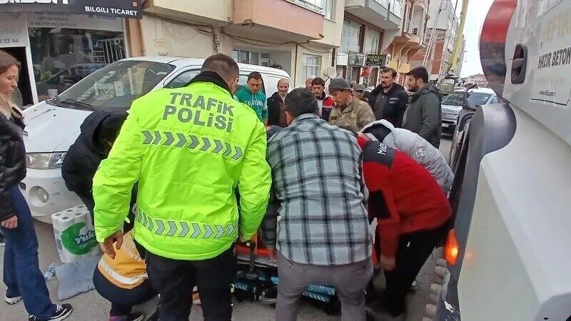 Sinop’ta bir inşaatın önünde geri manevra yapan beton mikserinin altında