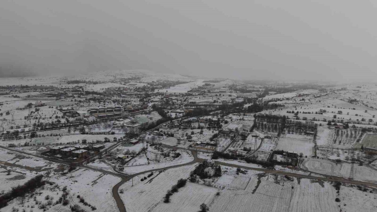 Elazığ, etkili olan yoğun kar yağışının ardından beyaza büründü. Lapa