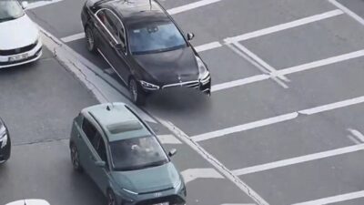 Beykoz’da polis ekiplerince dron destekli gerçekleştirilen trafik denetimlerinde 70 araca