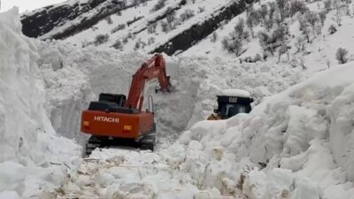 Şırnak’ın Beytüşşebap ilçesinde etkili olan yoğun kar yağışı ve ardından