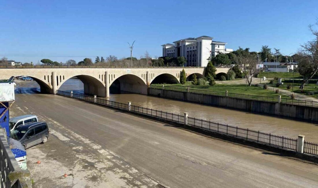 Çanakkale’nin Biga ilçesinde etkili olan yağmurlar nedeniyle taşan Kocabaş Çayı