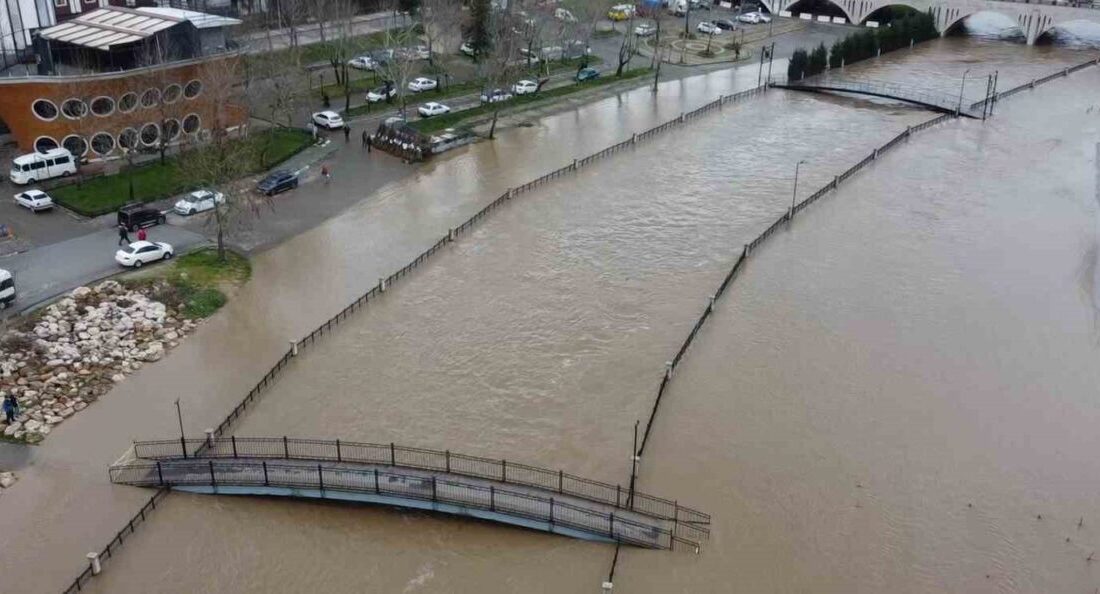 Çanakkale’nin Biga ilçesinde etkili olan yağmur nedeniyle ilçe merkezinden geçen