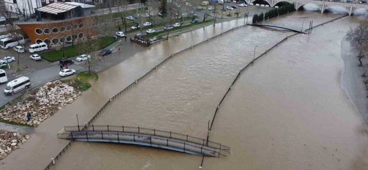 Çanakkale’nin Biga ilçesinde etkili olan yağmur nedeniyle ilçe merkezinden geçen