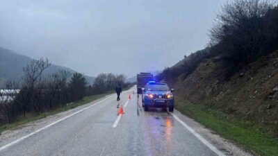 Bilecik’in İnhisar ilçesinde arızalanan tır yolu tek şeride düşürdü. Edinilen