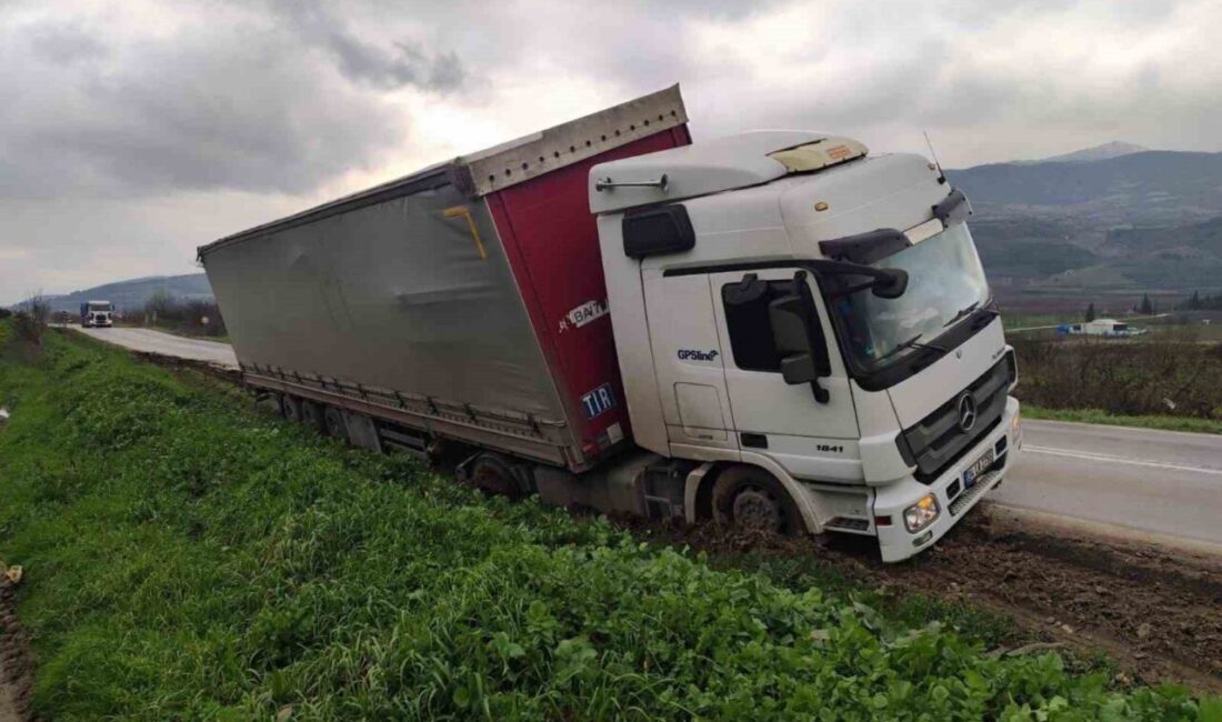 Bilecik’in Osmaneli ilçesinde direksiyon hakimiyetini kaybeden tırın şarampole düşmesi sonucu