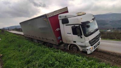 Bilecik’in Osmaneli ilçesinde direksiyon hakimiyetini kaybeden tırın şarampole düşmesi sonucu