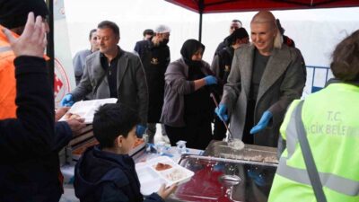 Bilecik Belediyesi tarafından şehir merkezinde kurulan iftar çadırında binlerce kişi