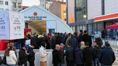 Bilecik Belediyesi tarafından kurulan iftar sofrasında binlerce kişi aynı sofrada