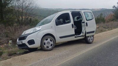 Bilecik’te seyir halinde kontrolden çıkan hafif ticari araç yol kenarındaki