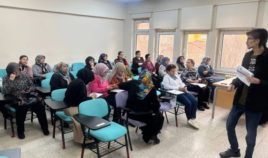 Bilecik’in Bozüyük ilçesinde kursiyerlere kumar bağımlılığı ve çocuk yetiştirme eğitimi