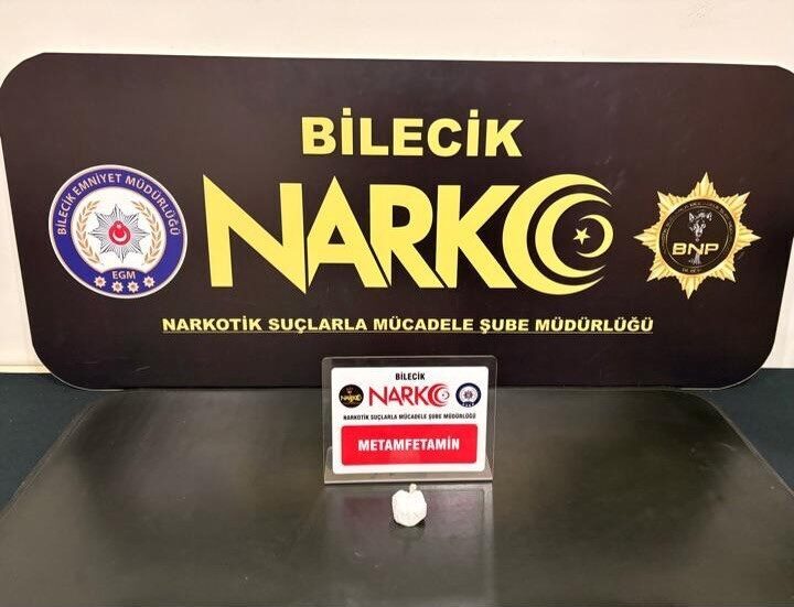 Bilecik’te narkotik ekiplerince gerçekleştirilen operasyonda metamfetamin ele geçirildi. Edinilen bilgilere