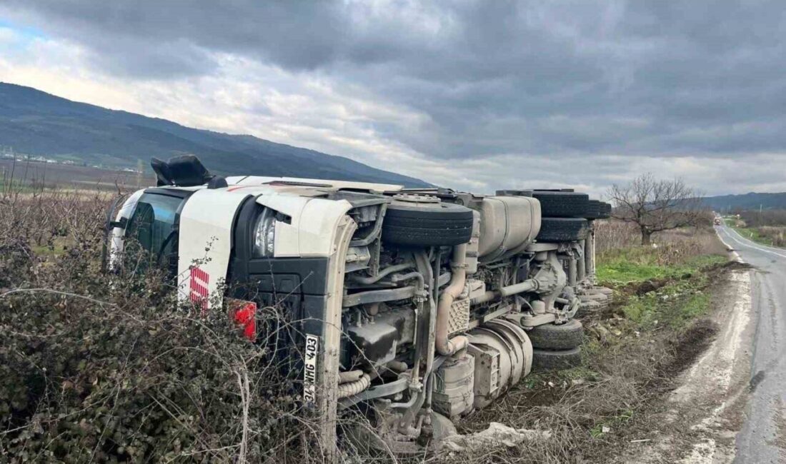 Bilecik’in Osmaneli ilçesinde bir tırın şarampole devrilmesi sonucunda trafik kazası