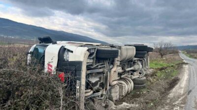Bilecik’in Osmaneli ilçesinde bir tırın şarampole devrilmesi sonucunda trafik kazası