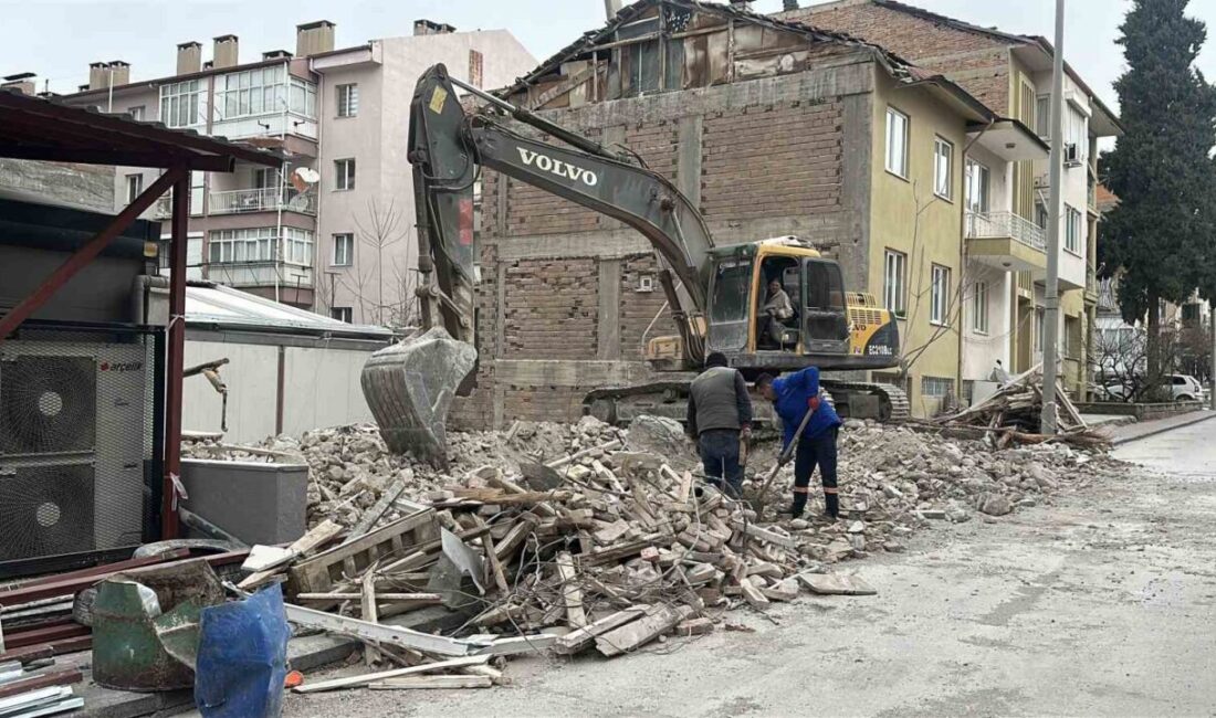 Burdur’da bina yıkımı sırasında doğal gaz borusundan sızıntı meydana gelirken