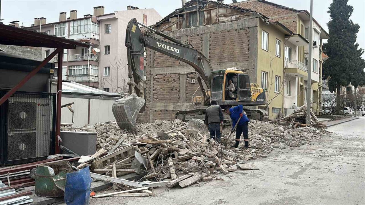 Burdur’da bina yıkımı sırasında doğal gaz borusundan sızıntı meydana gelirken