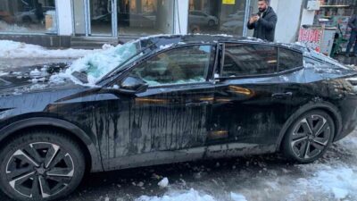 Bingöl’de havaların yumuşaması ile çatıdan düşen kar kütlesi park halindeki