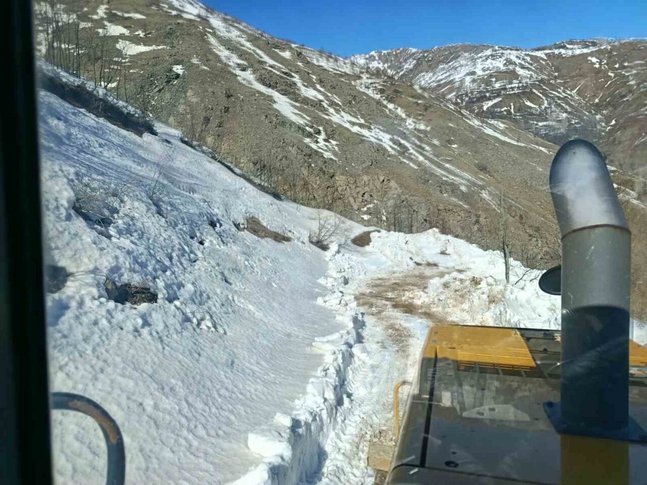 Bingöl’ün Solhan ilçesi kırsalında kar ve heyelandan dolayı kapanan yollar,