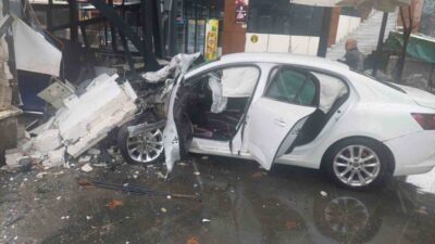 Bingöl’de sürücüsünün hakimiyetini kaybettiği otomobil, bir iş yerine girdi. Kazada