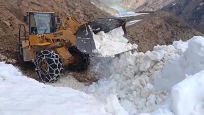 Bingöl’ün Solhan ilçesinde etkili olan kar yağışı nedeniyle kapanan köy