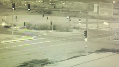 Bingöl’de sinyalizasyon direğine çarpan hafif ticari araç, taklalar attıktan sonra