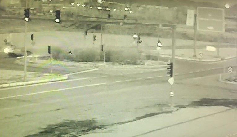 Bingöl’de sinyalizasyon direğine çarpan hafif ticari araç, taklalar attıktan sonra