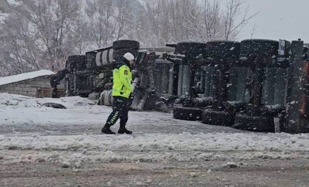 Bingöl’ün Karlıova ilçesinde doğalgaz sevkiyatını yapan tırın devrilmesi sonucu meydana