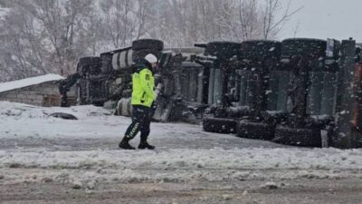 Bingöl’ün Karlıova ilçesinde doğalgaz sevkiyatını yapan tırın devrilmesi sonucu meydana