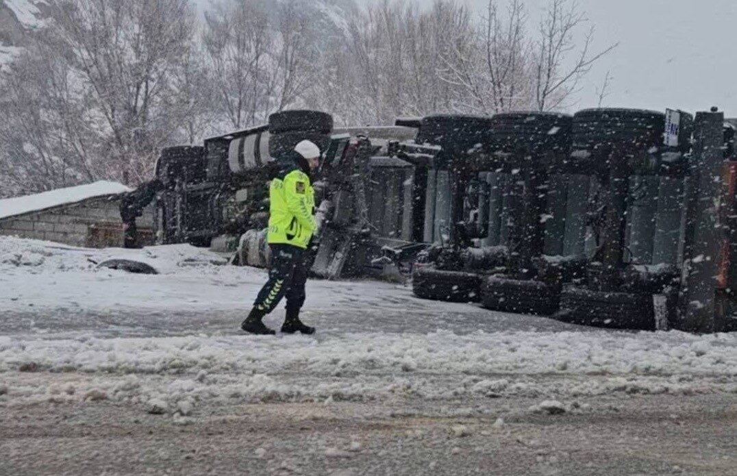 Bingöl’ün Karlıova ilçesinde doğalgaz sevkiyatını yapan tırın devrilmesi sonucu meydana