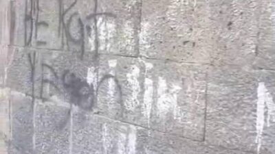 Diyarbakır’da binlerce yıllık geçmişi bulunan surlara yazılan yazılar, vatandaşların tepkisine