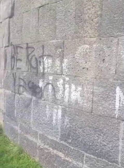 Diyarbakır’da binlerce yıllık geçmişi bulunan surlara yazılan yazılar, vatandaşların tepkisine