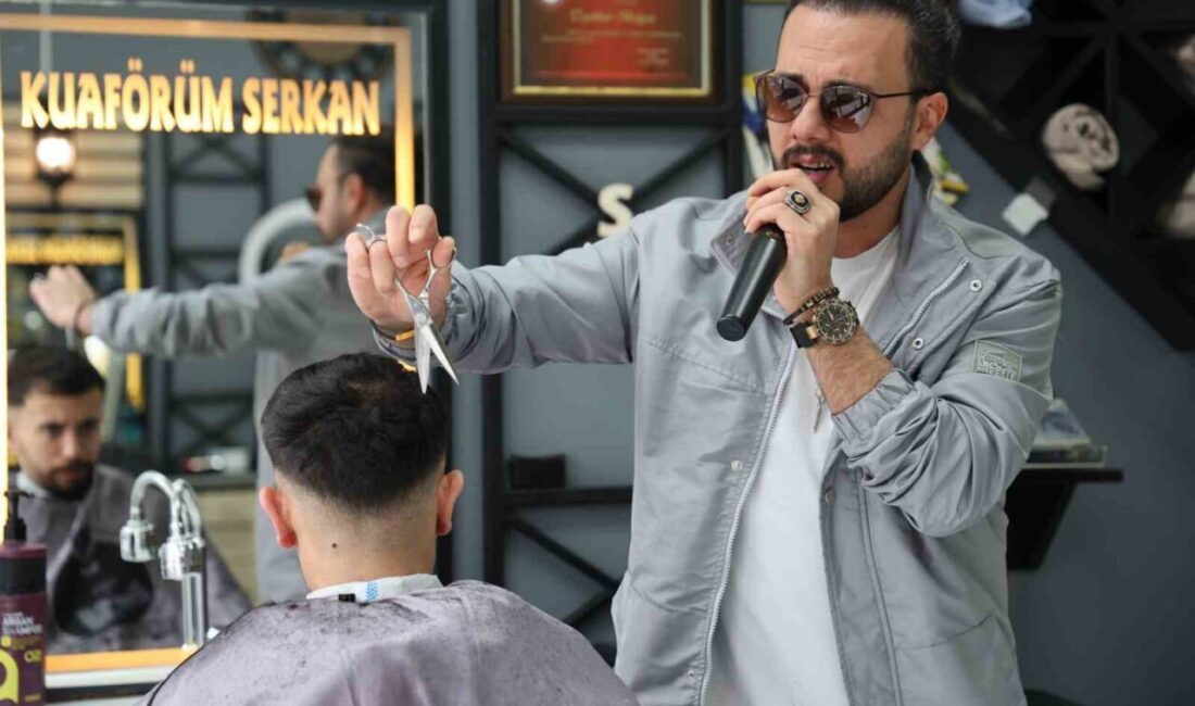 Elazığlı kuaför Serkan Yılmaz, 28 yıldır sürdürdüğü mesleğinde bir elinde