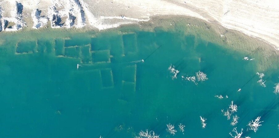 Sivas’ta kuraklık nedeniyle Pusat Barajı’nın suyu çekildi. Suyun azalmasıyla ortaya