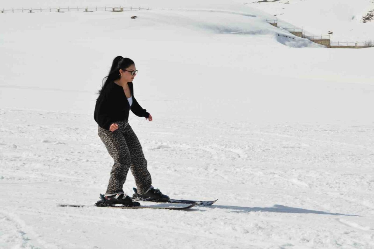 Bitlis Eren Üniversitesi (BEÜ) kampüsünde düzenlenen “5. Kar Festivali” etkinliklerine
