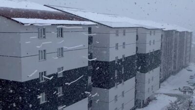 BİTLİS (İHA) – Bitlis’te bir binanın çatısında biriken kar yığınlarının