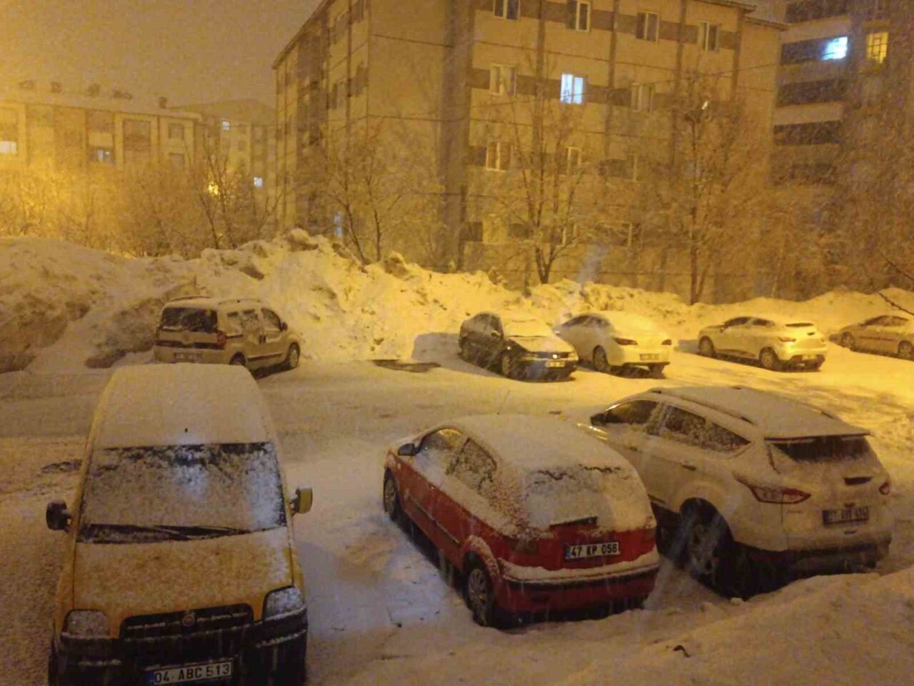 Bitlis’te gece saatlerinde başlayan kar yağışı kısa sürede etkisini artırarak
